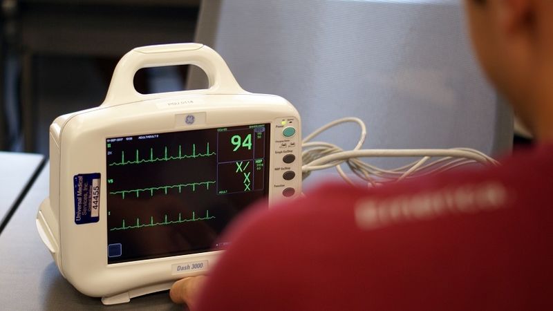 Student viewing patient monitor