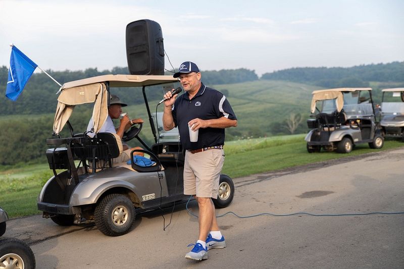 Chancellor welcomes golfers to golf outing