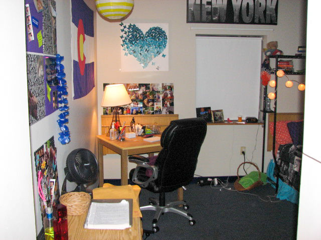A desk and chair in the bedroom