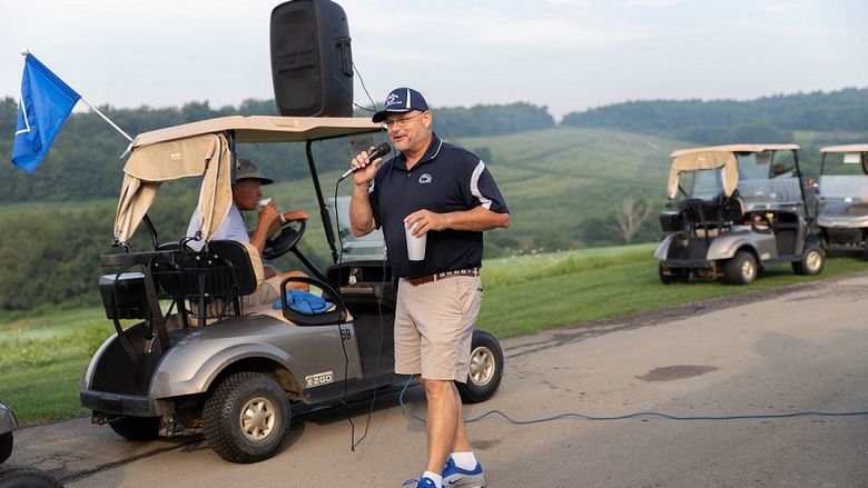 Chancellor welcomes golfers to golf outing