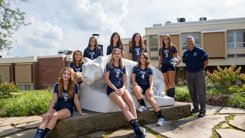 Penn State New Kensington volleyball team at lion statue
