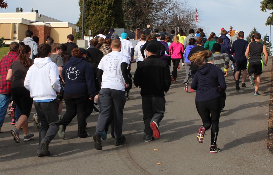 Runner start uphill at Turkey Trot Runners start