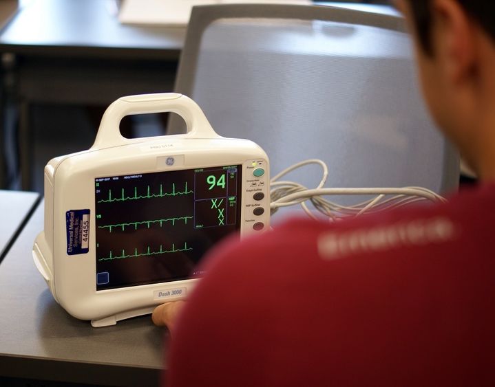 Student viewing patient monitor