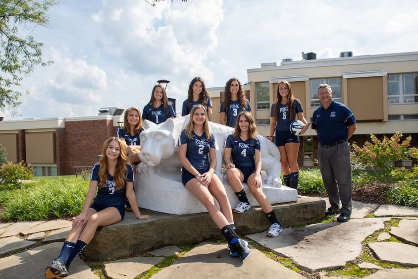 Penn State New Kensington volleyball team at lion statue